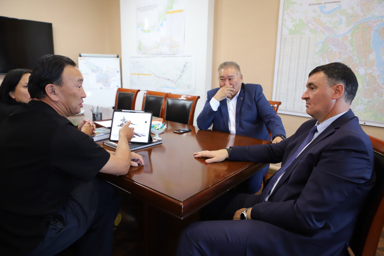 Даши Намдаков создаст скульптуру для Иркутска Новая работа Намдакова будет посвящена Ангаре и вдохновлена легендой о том как она сбежала от Байкала Эскиз уже готов Об этом в своем тг канале сообщил мэр Иркутска Для размещения новой композиции Болотов предложил остров Конный Мэр также поручил создать рабочую группу которая займётся разработкой концепции проекта определит сроки и место где установят скульптуру ruslanbolotov Участвуй в розыгрыше колонки и сертификата