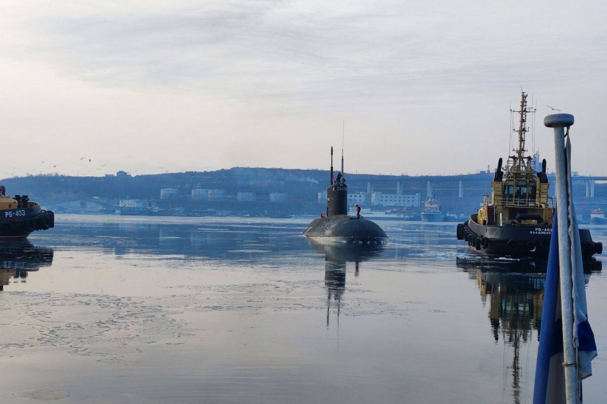 Во Владивостоке прошла торжественная встреча дизель-электрической подводной лодки «Уфа» и спасательного буксира «Алатау» Тихоокеанского флота после выполнения задач межфлотского перехода с Балтики.  В ходе выполнения задач межфлотского перехода южным морским путём, корабли прошли более 18 тысяч морских миль, преодолев моря и воды Атлантического, Индийского и Тихого океана. Длительность похода, с учётом выполнения задач в Средиземном море, составила около одного года.  Экипаж подлодки и спасательного буксира посетили порты Индии, Индонезии, Малайзии, Китая и ряда других стран.