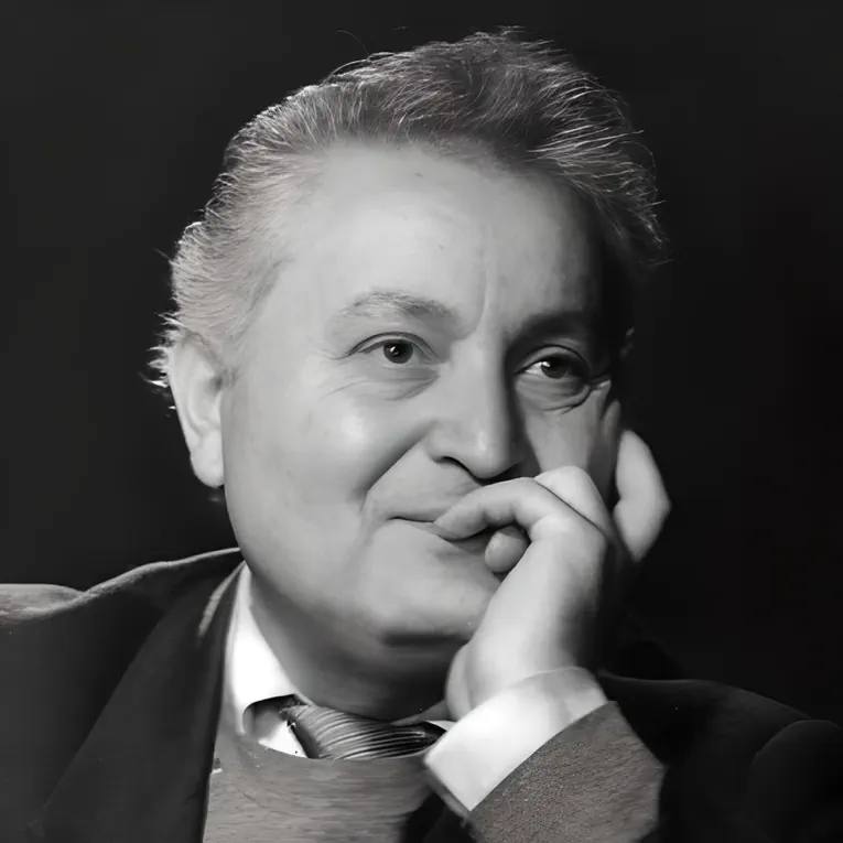90 лет могло бы исполниться сегодня Феликсу Алборову Заслуженный деятель искусств Северной Южной Осетии и Грузии член Союза композиторов России лауреат Государственной премии им Коста Хетагурова почетный кавалер медали им Георгия Свиридова родился 8 сентября 1935 года Автор монументального исследования Музыкальная культура осетин и государственного гимна Южной Осетии Народную любовь композитору принесла музыка написанная им к кинофильмам Алборов стал автором музыкального сопровождения к картинам Ах любовь Во всём виновата Залина В день праздника Сбереги башню Мужское самолюбие Обида старого охотника Легенда горы Тбау Оперу Фатима композитор завершить не успел После смерти маэстро в 2005 году музыку к произведению дописал Ацамаз Макоев