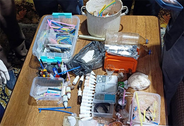 В Андижане обнаружена нарколаборатория В Андижане в ходе совместной операции Службы государственной безопасности и органов внутренних дел был задержан местный житель 1987 года рождения организовавший нарколабораторию в собственной квартире   English O zbek tilida Ўзбек тилида На русском iOS Android