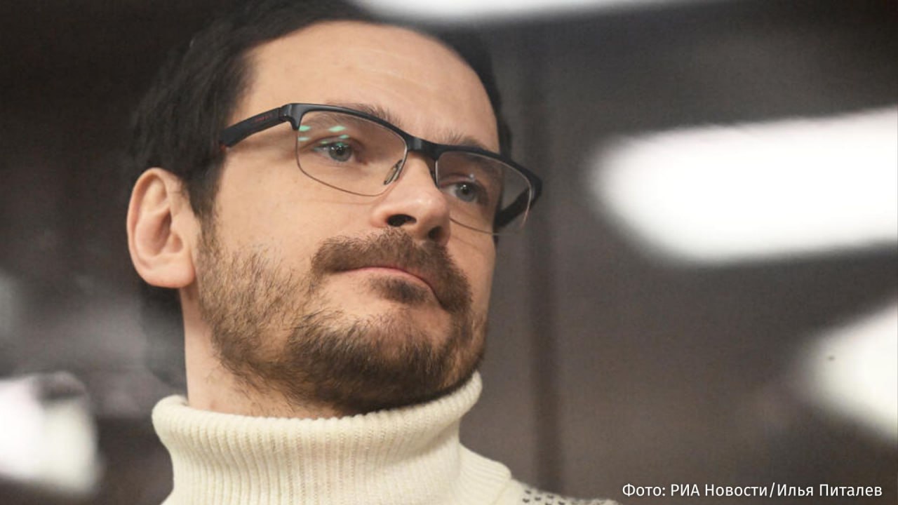Суд заочно приговорил к 1 году и 10 месяцам колонии оппозиционера Илью Яшина за уклонение от обязанностей иностранного агента Об этом сообщает корреспондент РЕН ТВ из зала суда В ходе спора сторон гособвинение просило назначить Яшину заочное наказание в виде 1 года и 11 месяцев колонии общего режима Сам экс депутат через своего адвоката передел в адрес суда письмо где указал что не считает себя виновным а сам находится в эмиграции на территории ЕС В декабре 2023 года суд уже штрафовал Яшина осужденного на 8 5 года по делу о дискредитации Вооруженных сил РФ Его также постановили признать виновным в совершении административного правонарушения и назначить ему наказание в виде штрафа в размере 45 тысяч рублей признан в РФ иноагентом внесен в перечень террористов и экстремистов Росфинмониторинга РЕН ТВ в Telegram в MAX
