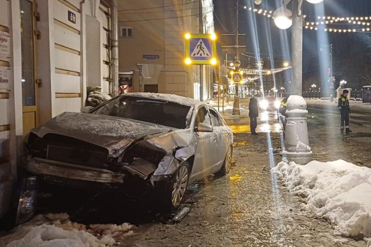 Ночью в центре Твери легковушка врезалась в дом  С 15 на 16 декабря в Твери на пересечении улицы Советская и Свободного переулка столкнулись два легковых автомобиля. О происшествии сообщили в отделе Госавтоинспекции по Твери.  Около 00:40 40-летний водитель автомобиля Hyundai Solaris, поворачивая налево на Свободный переулок, не уступил дорогу ехавшей во встречном направлении Audi A6, которая двигалась со стороны Тверского проспекта.  Произошло столкновение. От удара 22-летний водитель Audi потерял контроль над машиной, и легковушку выбросило с дороги. Там она врезалась в дом.  В ДТП автомобилист на Hyundai получил незначительные травмы, ему оказали помощь на месте.    Пилот Подписаться  #ДТП #ДТП_с_пострадавшими