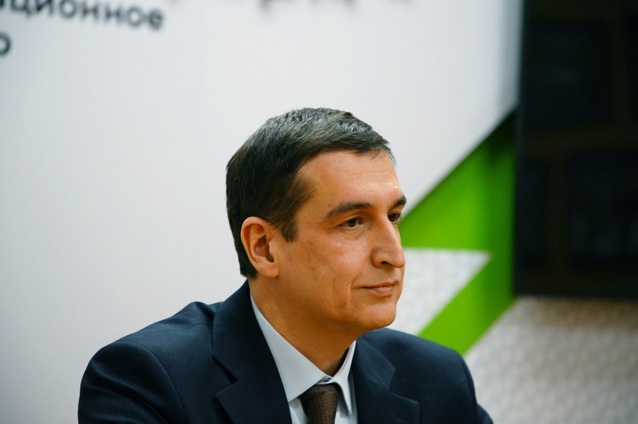 Генеральным директором ИА Башинформ назначен Равиль Зарипов Сегодня его представили коллективу информагентства исполняющий обязанности руководителя Администрации Главы Башкирии Искандер Ахметвалеев и руководитель Агентства по печати и СМИ РБ Максим Ульчев Равиль Зарипов более 20 лет занимается сферой технологий медиа и управления Имеет опыт руководства большим коллективом В начале 2000 х он создал в Уфе одну из первых веб студий запустил ТВ и открыл FM радиостанцию Radio Manhattan был первым директором Уфимского филиала Российской газеты В последние годы активно занимался разработками для онлайн медиа digital платформы При отключении интернета доступен наш канал в Max Честно говоря ВК MAX подписывайтесь