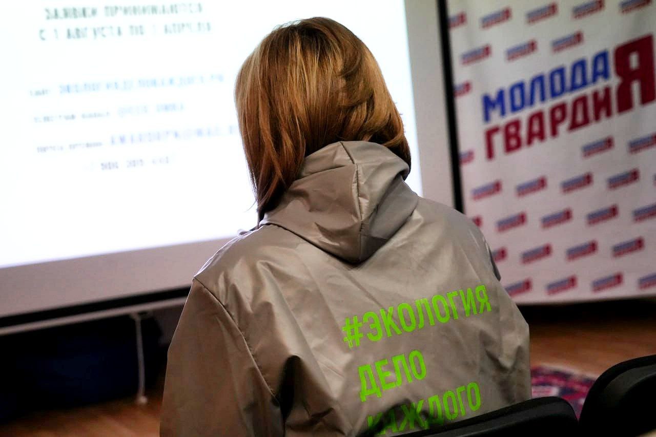 Презентация премии Росприроднадзора "Экология - дело каждого" в Штабе общественной поддержки ЕР РД. В Штабе общественной поддержки Единой России в Республике Дагестан прошла презентация премии Росприроднадзора "Экология - дело каждого", организованная по инициативе Общественного совета партпроекта "Чистая страна" и Управления Росприроднадзора СКФО. Это мероприятие собрало активистов, студентов и представителей различных организаций, заинтересованных в охране окружающей среды. Презентацию провели эксперты в области экологии: Галина Левшакова, координатор проекта детско-юношеской премии "Экология - дело каждого" и Светлана Фирсова, общественный инспектор по охране окружающей среды Северо-Кавказского межрегионального управления Росприроднадзора. Они поделились информацией о целях и задачах премии, а также о том, как каждый из нас может внести свой вклад в сохранение природы. Среди участников мероприятия были представители Молодежного парламента Республики Дагестан, движения "Здоровое Отечество" и студенты Института экологии и устойчивого развития Дагестанского государственного университета. Премия "Экология - дело каждого" Росприроднадзора направлена на поддержку интересных и креативных идей, инициатив и проектов, посвящённых охране окружающей среды и популяризации экокультуры. Она объединит лучшие экологические инициативы детей, молодежи и представителей старшего поколения из России и других стран. Участники смогут делиться своим опытом и находить новые решения для актуальных экологических проблем. Важно отметить, что участвовать в премии могут не только молодые люди, но и взрослые. Каждый желающий имеет возможность представить свои идеи и проекты, направленные на защиту природы. Для участия в премии необходимо перейти на официальный сайт: Экология - дело каждого. Не упустите шанс стать частью важного движения по сохранению нашей планеты! #чистаястрана05 #чистыйдагестан #общественныйсоветЧистойСтраны