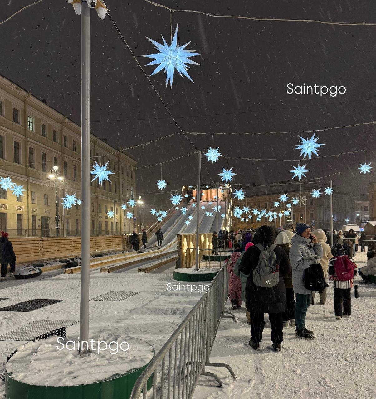 В Петербурге готовятся к Рождественской ярмарке которая пройдёт с 13 декабря по 11 января на Манежной и Дворцовой площадях а также на Малой Садовой и Кленовой улицах Организацию праздника включая аттракционы и культурную программу оценили почти в 50 9 млн рублей Подрядчика уже выбрали через конкурс госзакупок Подписаться на канал жми тут Прислать новость спб питер петербург