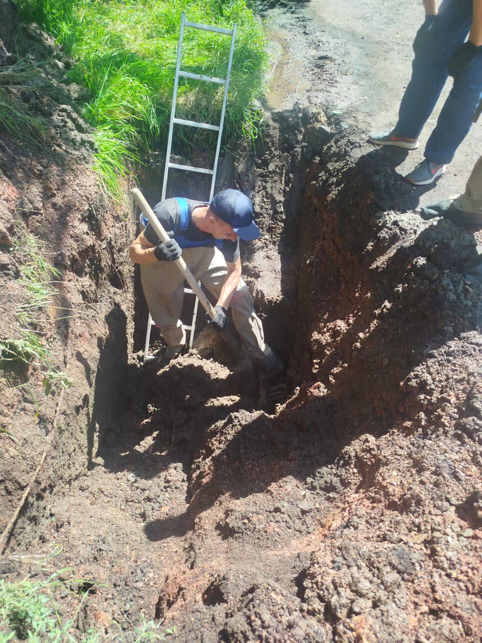 Коммунальщики из Ульяновской области восстановили водоснабжение в населенных пунктах Лутугинского муниципального округа Коммунальные службы из Ульяновской области продолжают в ежедневном режиме работать в населенных пунктах Лутугинского муниципального округа. Жители с. Иллирии и с.Веселой Тарасовки сообщили о перебоях с водоснабжением. Специалисты оперативно выехали на место. - На сетях водоснабжения в с. Иллирии и с. Веселой Тарасовке провели ремонтные работы. По заявкам жителей выехали на места, провели обследование коммуникации. Причина перебоев - утечка их порыва труб. Провели раскопку, заменили поврежденные фрагменты труб, систему протестировали под давлением. Подача воды восстановлена в полном объеме, - рассказали ульяновские ремонтники.