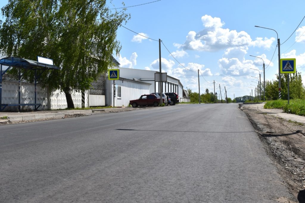 В Рыбновском районе Рязанской области ремонтируют дорогу Рыбное-Перекаль Ремонт проходит в рамках нацпроекта «Инфраструктура для жизни». Участок трассы «Рыбное — Перекаль», где идут работы, составляет 4,4 километра. Он проходит через село Ходынино. Дорога ведет к детскому саду № 6 «Колосок», зданию администрации, районному суду и другим важным социальным объектам. Также по ней проходит маршрут школьных автобусов. На объекте специалисты подрядной организации уже восстановили дорожное покрытие на проезде, разработали грунт, уложили геотекстиль и выполнили устройство выравнивающего и верхнего слоев асфальтобетонного покрытия на определенных участках дороги. Завершение работ на объекте планируется осенью этого года. Всего в рамках национального проекта в Рыбновском районе в этом году планируется отремонтировать четыре дороги общей протяженностью более 20 км.
