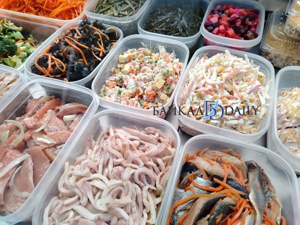 В супермаркетах предложили запретить готовую еду после массового отравления в Бурятии Предлагается запретить торговым сетям и магазинам продажу готовой еды из продуктов срок годности которых истекает через 24 часа Соответствующие поправки в закон Об основах государственного регулирования торговой деятельности в РФ предложили рассмотреть депутаты фракции Справедливая Россия в Госдуме Кроме того эсеры предлагают табу на приготовление кулинарной продукции непосредственно в супермаркетах В пример депутаты приводят недавнее массовое отравление онигири и шаурмой из сети магазинов торговой сети Николаевский в Бурятии Подробнее здесь