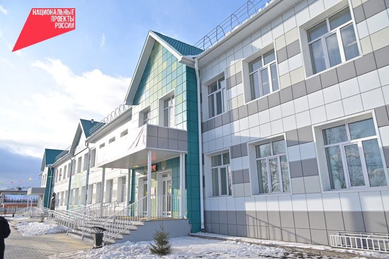 Новая школа открылась в Хоринском районе Бурятии Сегодня 17 декабря в Хоринске состоялась торжественная церемония открытия нового корпуса Хоринской средней школы 1 имени Д Ж Жанаева С приветственным словом выступил заместитель министра образования и науки Республики Бурятия Солбон Дармаев Благодаря реализации национальных проектов в прошлом это нацпроект Образование на сегодня Молодёжь и дети при поддержке Президента России Владимира Владимировича Путина и Главы Республики Бурятия Алексея Самбуевича Цыденова сегодня мы открываем новое здание Хоринской школы 1 это одна из множества школ которые появились в Бурятии за последние годы Поздравляю детей родителей коллектив школы с этим знаменательным событием и желаю ярких достижений и побед Новое здание позволит разгрузить действующий корпус построенный ещё в 1969 году снизив дефицит учебных площадей и создать комфортные условия для почти 800 учеников сообщает Минобраз Бурятии Новости Бурятии