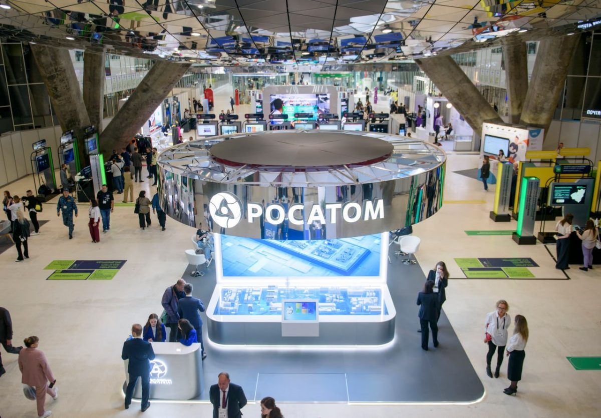 Росатом запустил в Москве выпуск электролитов для морозостойких аккумуляторов Предприятие Росатома начало выпуск электролитов для химических источников тока которые будут использоваться в аккумуляторах сообщили в пресс службе компании ТВЭЛ топливный дивизион госкорпорации Опытно промышленное производство восьми марок электролита запущено в Москве на базе научно технического центра компании Росатом химия входит в топливный дивизион госкорпорации Компания разработала собственную технологию производства и освоила выпуск электролитов как для неперезаряжаемых батареек так и для вторичных аккумуляторов включая литий ионные и пост литиевые системы в частности натрий ионные и калий ионные аккумуляторы Разработанная продукция обеспечивает стабильную работу аккумуляторов даже при температурах до минус 40 градусов улучшая срок службы и эффективность заряд разрядных циклов отметили в пресс службе Использованные технологии позволили достичь высокой прозрачности стабильности и длительного срока хранения химического состава Мощность пилотной установки 6 тонн электролита в год В краткосрочной перспективе планируется масштабировать производственные мощности до 50 тонн в год стратегические планы создание крупнотоннажного производства мощностью до 10 тыс тонн уточнили в компании Подписаться на ИнфоТЭК отраслевое СМИ