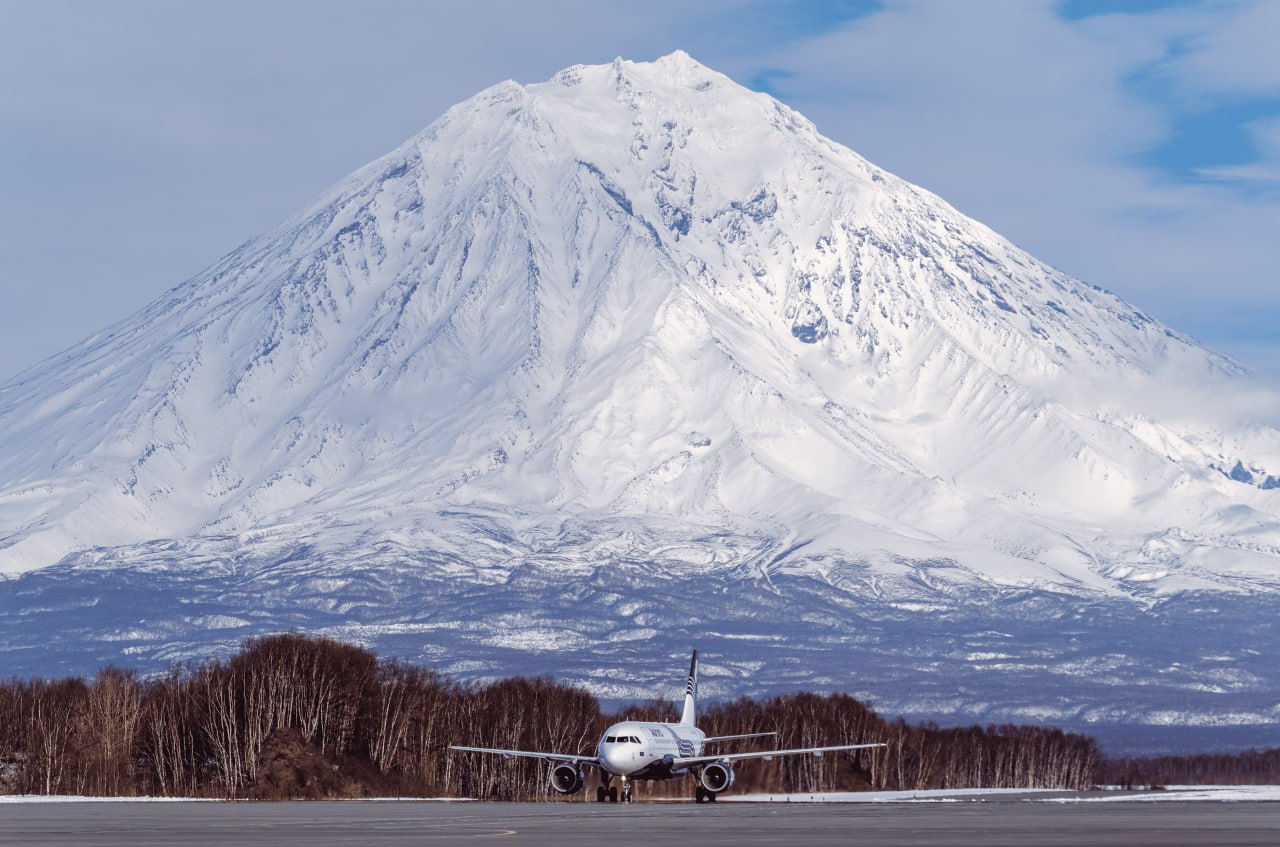 Зимой можно отправиться к заснеженным вулканам Камчатки Авиакомпания Аврора выполняет рейсы в Петропавловск Камчатский из Южно Сахалинска Владивостока Хабаровска Анадыря Магадана Северо Курильска Билеты на рейсы из Хабаровска и Владивостока продаются на сайте Аэрофлота Фото Никита Журавлев Путешествуйте с Авророй AuroraAirlines