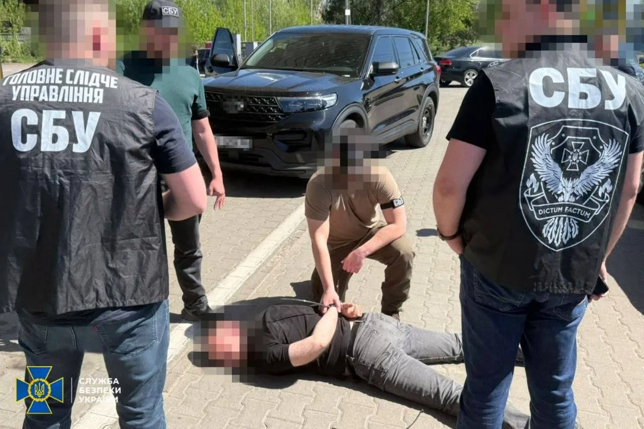 СБУ задержала руководителя Житомирского областного ТЦК по подозрению в систематическом вымогательстве взяток с предпринимателя под угрозой мобилизации сотрудников За деньги работников вносили в белый список и не проверяли на улице и блокпостах НАШИ РЕСУРСЫ Telegram Tik tok YouTube RUTUBE MAX