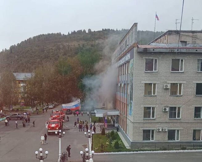Пожар произошел в администрации Таштагольского округа Сегодня днем 3 сентября загорелось здание администрации Таштагольского округа расположенное по улице Ленина 60 Из его окна шел дым Информация об этом появилась в социальных сетях В ГУ МЧС России по Кузбассу сообщили сайту VSE42 Ru что огонь охватил восемь квадратных метров В помещении обгорели стены потолок и мебель З0 человек самостоятельно эвакуировались из горящего здания никто не пострадал Предварительно пожар начался из за короткого замыкания Подписаться на VSE42 Ru