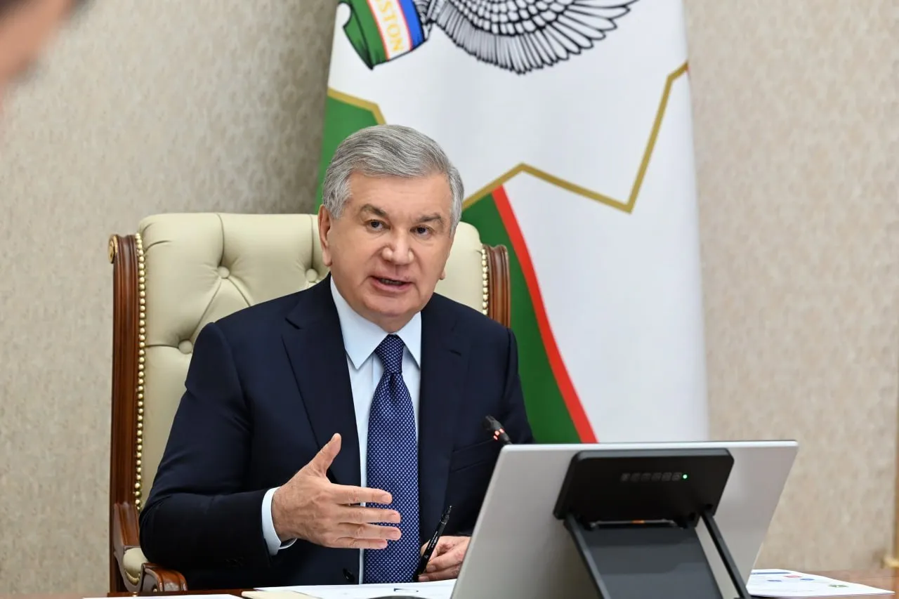 Мирзиёев обозначил ряд инициатив по борьбе с наркобизнесом на форуме в Самарканде В Самарканде открылся глобальный форум Противодействие транснациональным наркотическим угрозам в целях обеспечения общественного здоровья и безопасности участников которого приветствовал президент Шавкат Мирзиёев представивший ряд инициатив по борьбе с наркобизнесом По его словам согласно данным ООН более 300 млн человек в мире подвержены воздействию наркотиков а ежегодно около 600 тысяч умирают В Узбекистане в ответ принято свыше 20 законов включая национальную стратегию а только за прошлый год раскрыто более 15 тысяч наркопреступлений изъято почти 3 5 тонны наркотиков ликвидировано 14 подпольных лабораторий и 72 интернет магазина Одновременно усиливается профилактика среди молодежи движение Анти Нарко уже объединяет более 17 тысяч человек а по всей стране реализуется проект Эй Ай Хакатон направленный на борьбу с распространением наркотиков с помощью искусственного интеллекта Подробнее на fergana news Актуальные новости и аналитика из Центральной Азии fergananews