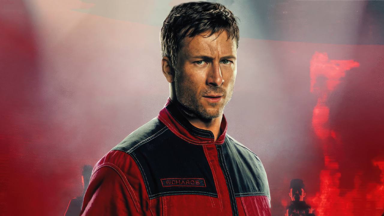 Глен Пауэлл сравнил нового Бегущего человека с Храбрым сердцем В интервью GamesRadar актёр рассказал что фильм Эдгара Райта по роману Стивена Кинга ближе к исторической драме нежели к классическому антиутопическому боевику ℹ  Согласно сюжету Бегущего человека герой Пауэлла Бен Ричардс соглашается участвовать в смертельно опасном реалити шоу чтобы спасти свою дочь За месяц выживания можно выиграть миллиард долларов Однако за десять лет существования программы не выжил никто Премьера состоится 13 ноября В России фильм выйдет на неделю позже GreatGamer Подписаться Фильмы БегущийЧеловек ГленПауэлл Интервью