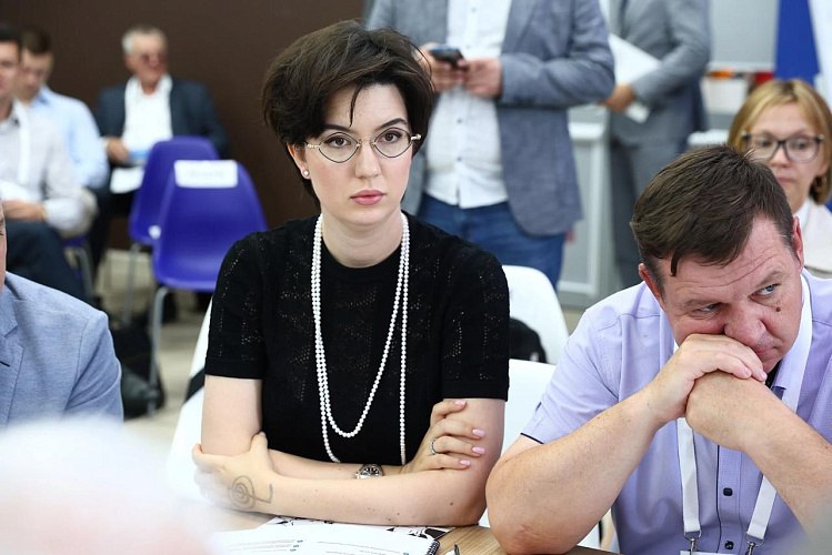 Министром сельского хозяйства Ростовской области стала Анна Касьяненко В Ростовской области назначили нового министра сельского хозяйства и продовольствия Им стала 34 летняя Анна Касьяненко Об этом в своем Telegram канале сообщил донской губернатор Юрий Слюсарь Аграрная сфера стратегическая для Дона Желаю Анне Владимировне успехов в работе на благо родной области и её жителей написал он Об Анне Касьяненко известно что она окончила Южный федеральный университет по специальности мировая экономика имеет степень кандидата технических наук В 24 года возглавила СЗАО СКВО в Зерноградском районе Также она является депутатом Заксобрания региона и председателем комитета по аграрно продовольственной политике и природопользованию палаты молодых законодателей при Совете Федерации РФ Аграрии Дона всегда были и остаются силой и опорой региона это настоящие труженики которые несмотря на все сложности продолжают обеспечивать продовольственную безопасность нашего донского края Буду работать с полной отдачей чтобы они чувствовали поддержку и уверенность в будущем И конечно прилагать все усилия для подготовки новых молодых кадров для современного и технологичного АПК написала новый министр в соцсетях Ранее исполняющим обязанности министра сельского хозяйства донского региона была Ольга Горбанева Подпишись на 1Rnd Написать в редакцию