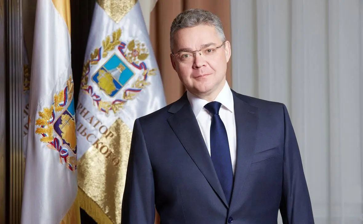 Глава Ингушетии поздравил Губернатора Ставропольского края с 50 летием Владимир Владимиров Глава Ингушетии Махмуд Али Калиматов поздравил с днем рождения Губернатора Ставропольского края Владимира Владимирова Это руководитель который с полной отдачей трудится во благо родной Ставропольской земли Высокий профессионализм трудолюбие и открытость снискали ему искреннее уважение не только у земляков но и у всех кто с ним сотрудничает Ценю в своем коллеге надежность мудрость и готовность к конструктивному диалогу написал Глава региона в своем Telegram канале Он пожелал юбиляру крепкого здоровья благополучия бодрости духа и дальнейших успехов в служении людям подчеркнув Пусть рядом с ним всегда будут надежные соратники родные и близкие Владимир Владимирович Владимиров родился 14 октября 1975 года в городе Георгиевске Ставропольского края В 1997 году окончил Уфимский государственный нефтяной технический университет по специальности химическая технология природных энергоносителей и углеродных материалов Трудовую деятельность начал в Ханты Мансийском автономном округе начальником установки подготовки и перекачки нефти нефтегазодобывающего управления Занимал различные должности в том числе пост первого заместителя губернатора Ямало Ненецкого автономного округа В сентябре 2013 года указом Президента России Владимир Владимиров был назначен временно исполняющим обязанности губернатора Ставропольского края 14 сентября 2014 года был избран руководителем региона получив поддержку 84 22 избирателей Переизбран в 2019 и 2024 годах Имеет государственные награды Женат отец троих сыновей и дочери ПОДПИСАТЬСЯ ПРЕДЛОЖИТЬ НОВОСТЬ