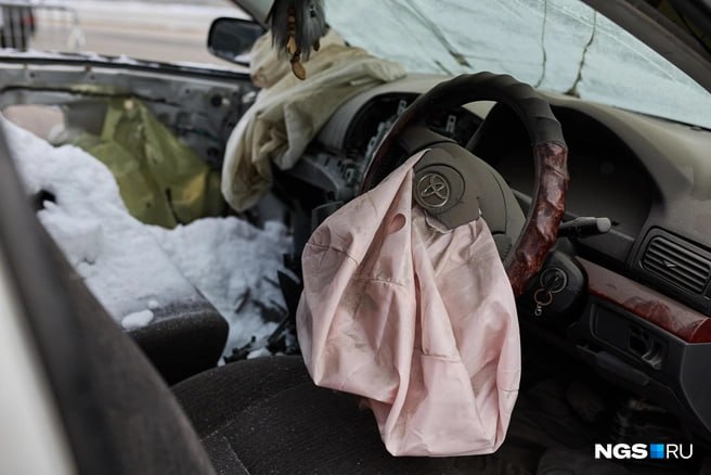 Восемь детей погибли в дорожно транспортных происшествиях за первые пять дней нового года в Приморском крае Ещё 361 получили травмы различной степени тяжести сообщили в пресс службе региональной Госавтоинспекции УМВД России Всего по данным краевой полиции с начала 2026 года зарегистрировали 318 ДТП с участием несовершеннолетних до 16 лет Дети это самая уязвимая категория участников дорожного движения в группу риска попадают как маленькие пешеходы так и дети пассажиры отметили в ведомстве Сотрудники ГИБДД зафиксировали 11 случаев когда водители или несовершеннолетние не были пристегнуты ремнями безопасности и 23 когда родители перевозили своих детей без специальных кресел и удерживающих устройств Как напоминают полицейские использование автокресел снижает вероятность получения травмы ребенком на 75 Особое внимание в ведомстве обратили на пешеходов Световозвращающие элементы на одежде детей снижают риск аварии в шесть раз однако в Приморье лишь в 22 ДТП с участием детей пешеходов они использовались Подписаться в Telegram новость Подписаться в MAX