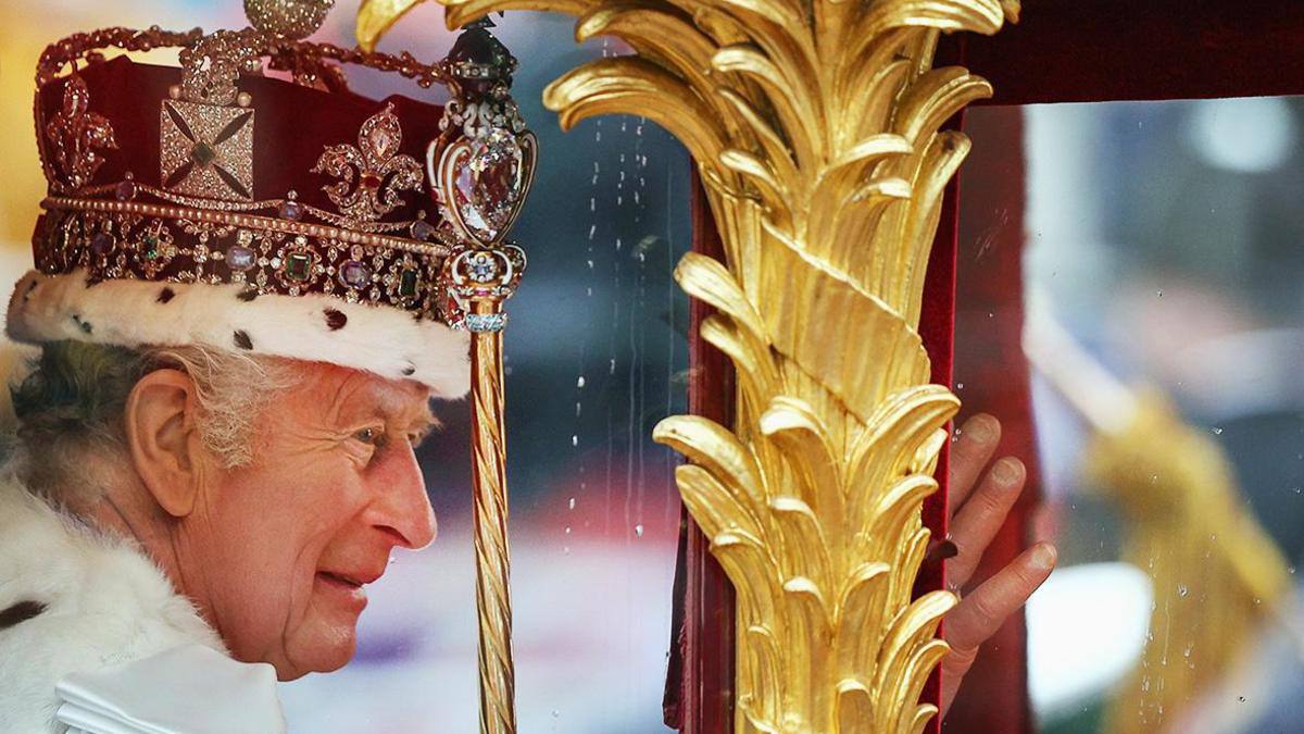 Восстановить отношения с Трампом после ссоры в Белом доме его украинскому коллеге Владимиру Зеленскому помог король Великобритании Карл III Об этом украинский президент заявил в интервью газете The Guardian Зеленский отметил что британский монарх сыграл ключевую роль побудив Трампа с большим энтузиазмом поддерживать Украину после напряженной встречи в Овальном кабинете Я не знаю всех подробностей но насколько я понимаю его величество послал президенту Трампу несколько важных сигналов сказал Зеленский Он подчеркнул что Трамп уважает короля и считает его очень важным человеком а сам Карл III проявляет поддержку украинскому народу Фото Adrian Dennis Getty Images Читать РБК в Telegram