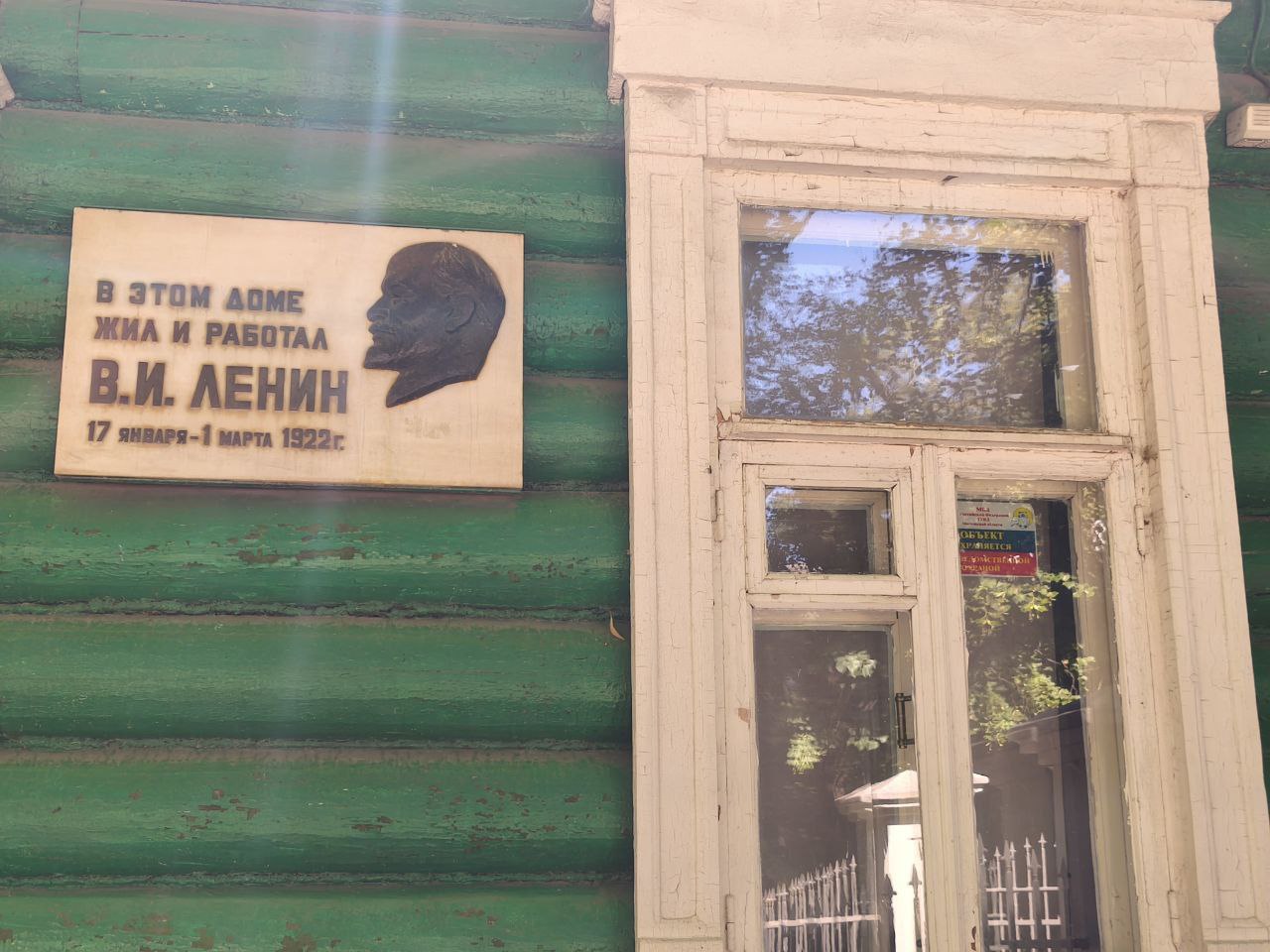 44 россиян не поддерживают перезахоронение Ленина и снос Мавзолея В поддержку инициативы высказался каждый третий респондент Это следует из результатов опроса Russian Field сообщает газета Ведомости Женщины активнее поддерживают идею перезахоронения Ленина 39 за 41 против чем мужчины 33 за 49 против Среди возрастных категорий наибольший отклик эта идея нашла у россиян в возрасте 30 44 лет 42 за 39 против а наибольшее отторжение мысль о сносе Мавзолея Ленина вызывает у старшего поколения в возрасте от 60 лет 54 против 33 за
