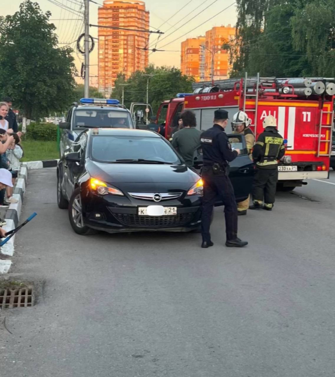 У ТЦ «Семья» бдительные горожане вчера заметили ребенка одного в машине. «Уже 40 минут не могут открыть машину и найти родителей. Вызвали полицию» — рассказал один из очевидцев. К счастью, все обошлось, родителей нашли.