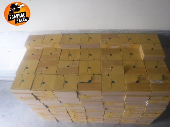 700 кг украинского шоколада задержали на границе России Алтайские таможенники задержали на границе партию шоколада весом 714 кг Продукцию пытались ввезти из Казахстана В кузове фуры которого находились 372 картонные коробки с плиточным шоколадом производства украинской кондитерской фабрики Такая продукция находится под санкциями ввозить её на территорию страны запрещено Весь товар уже вернули отправителю Главное здесь Подписывайтесь