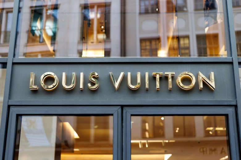 Российское подразделение французской LVMH продлило договор аренды своего офиса в центре Москвы LVMH миллиардера Арно в 2022 году остановила официальные поставки своей продукции в Россию При этом выручка ее российского парфюмерно косметического подразделения выросла в 2024 году на 23 год к году jkinvest news jkinvest