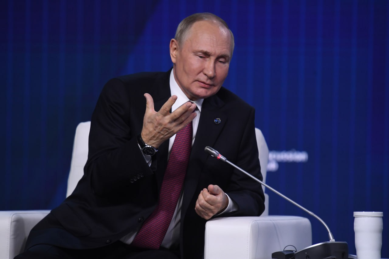 Президент России Владимир Путин пообещал многодетной семье из Мелитополя стабилизировать ситуацию в регионе Об этом он говорил во время встречи с семьями в режиме видеосвязи в преддверии Международного дня защиты детей. - Понимаем, что ситуация достаточно непростая в вашем регионе. Но всё будем делать для того, чтобы она стабилизировалась и дальше, - сказал глава государства. Президент пообщался с семьей Елиных из Мелитополя. Обсуждались программы поддержки, возможности для реализации детей.