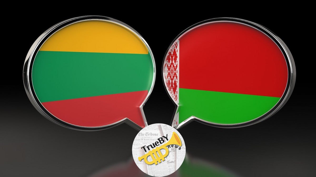 Беларусь призвала литовских партнеров к диалогу по проблемам миграции "С чувством искреннего любопытства мы ознакомились с заявлениями главы литовской погранзаставы господина Киселюса о так называемых курсах по преодолению заборов для мигрантов на белорусской территории. Высказанные идеи, безусловно, оригинальны, но вызывают ряд вопросов. Почему бы литовским пограничникам не получить у задержанных мигрантов информацию о конкретном местонахождении упомянутых тренировочных объектов? Беларусь готова организовать для господина Киселюса и его коллег совместный выезд на приграничные территории для проверки этих данных", — заявил пресс-секретарь МИД Беларуси Руслан Варанков. #Беларусь #Литва #миграция TrueBY news