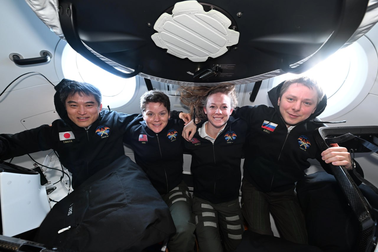 Экипаж миссии SpaceX Crew-10 с нашим Кириллом Песковым готовят к возвращению на планету Земля. Брифинг по возвращению назначен на 25 июля. NASA заявляет, что экипаж покинет МКС после прибытия Crew-11 и передачи управления. Crew-11 планируют запустить не раньше 31 июля. Фото/credit: NASA