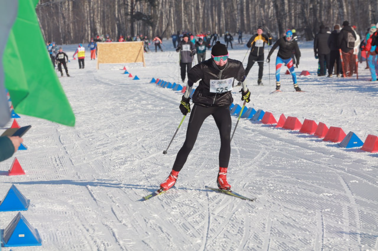 Регистрацию на Лыжню России открыли на Госуслугах Чтобы заявить о своём желании пробежать дистанции 5 и 10 километров необходимо перейти по ссылке и выбрать соответствующий регион Заявки на участие в Забеге 2026 и эстафете Корпоративный забег 2026 нужно отправить по электронной почте mkolosova stadion nsk ru начальник отдела спортивно массовых мероприятий Марина Колосова Всероссийская гонка состоится 14 февраля Она рассчитана на лыжников разных возрастов Для самых маленьких спортсменов 6 8 лет круг в 500 метров Для юношей и девушек 2008 года рождения и моложе 5 километров для мужчин и женщин 2007 года рождения и старше 10 километров Организуют и два символических забега протяжённостью 2026 метров для одиночных участников и трудовых коллективов Для допуска к гонке нужно будет предоставить медицинскую справку и полис страхования жизни и здоровья от несчастных случаев Соревнования пройдут на лыжных базах имени Владимира Пелеганчука ИЯФ СО РАН и имени Алика Тульского ул Ионосферная 3 Получить подробную информацию можно по телефону 240 99 51 Побежали Регистрируюсь Я лучше дома с чаем Подписаться на канал