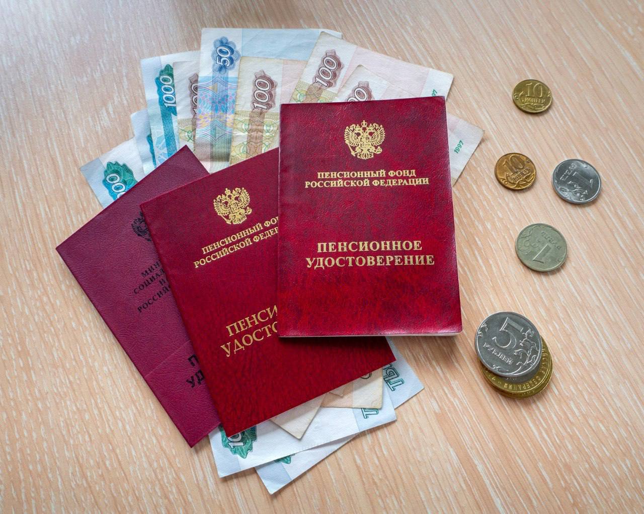 В ЦЗПГ жителю Волгограда помогли учесть трудовой стаж при обращении в СФР Волгоградец обратился в региональный "Центр защиты прав граждан" партии СПРАВЕДЛИВАЯ РОССИЯ – ЗА ПРАВДУ с просьбой помочь восстановить справедливость. Мужчине потребовалась помощь в составлении искового заявления в суд. Сотрудники Социального фонда России не учли стаж, подтвержденный записью в трудовой книжке и справками. В результате ошибки пенсионные выплаты оказались значительно ниже, чем полагалось. Специалист партийного ЦЗПГ подготовил заявителя к судебному заседанию по обжалованию акта регионального отделения фонда пенсионного и социального страхования. Суд обязал включить в страховой стаж гражданина указанные в иске данные и произвести перерасчет размера пенсии.