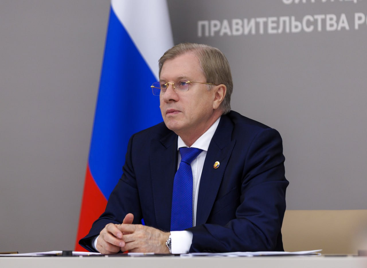 Виталий Савельев провел совещание по реализации проекта строительства высокоскоростной магистрали Москва Санкт Петербург В настоящее время в строительных и подготовительных работах заняты более 9 тыс человек количество техники превышает 3 тыс единиц На тестовом участке трассы от станции Крюково до станции Новая Тверь протяженностью 129 км продолжаются строительные работы Строительство ведется в соответствии с планом проведения работ После их завершения участок станет испытательным полигоном для отработки взаимодействия железнодорожного полотна и первого российского высокоскоростного поезда Производство высокоскоростного подвижного состава для ВСМ ведется на заводе АО Уральские локомотивы в Верхней Пышме и идет в рамках графика Поезд изготавливается из современных материалов для полного соответствия техническим параметрам проекта В кооперации по производству поезда задействовано более 150 российских производителей комплектующих из 36 субъектов Крейсерская скорость высокоскоростного поезда составит 360 км ч Максимальная скорость будет достигать 400 км ч Подписаться на Правительство России в MAX