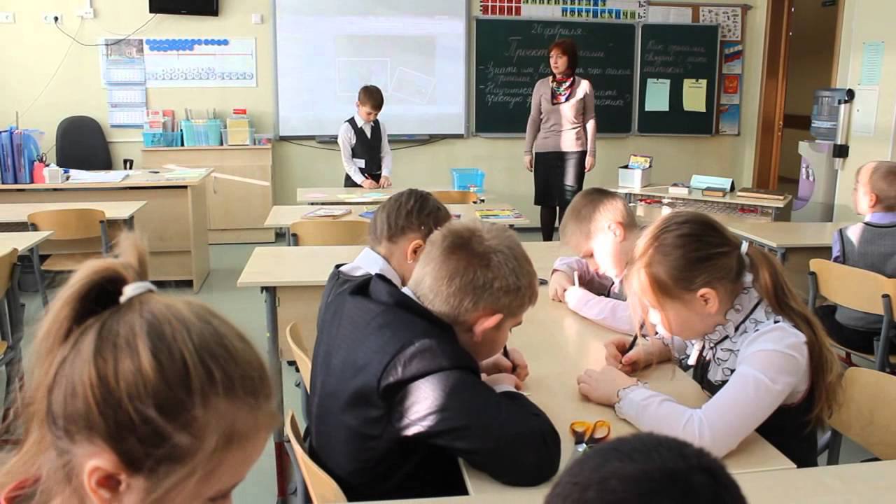 Профсоюз начеку По данным, опубликованным в СМИ, в новом учебном году численность учеников начальной школы снизится на 348 тыс. человек, что может привести к невостребованности более 17 тысяч педагогов. К 2026–2027 году этот показатель может вырасти до 21,5 тысячи. Однако эти данные не учитывают давно существующий дефицит учителей. Разбираемся с главными вызовами вместе зампредом Общероссийского Профсоюза образования Татьяной Куприяновой. Говорить о массовых увольнениях преждевременно: в России наблюдается значительный кадровый дефицит в образовании. По данным на 2024-2025 учебный год, количество ставок в начальных классах превышает число учителей — 414,5 тыс. против 313,6 тыс. Обсуждаемая Стратегия развития образования до 2036 года должна учитывать демографический спад и необходимость программы переподготовки и трудоустройства высвобождаемых педагогов. Профсоюз настаивает на поддержке государства в переподготовке, чтобы педагоги могли сохранять свою профессию несмотря на внешние изменения. Подробные комментарии Татьяны Куприяновой читайте в большом материале на сайте.
