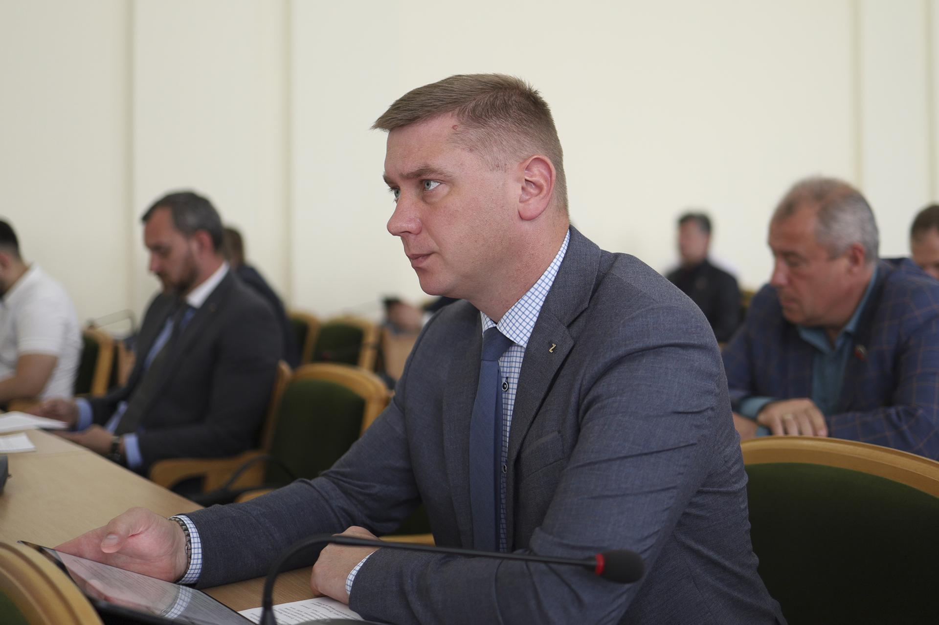 Депутаты упростили расчет налогов и отчетность для малого бизнеса в республике 5 июня на очередном заседании Народный Совет рассмотрел и принял Закон ЛНР «О введении в действие специального налогового режима «Автоматизированная упрощенная система налогообложения» на территории Луганской Народной Республики». «Документ предполагает введение в республике автоматического расчета налогов и значительное сокращение отчетности для малого предпринимательства», – пояснил председатель Комитета по бюджету Алексей Белецкий. Новый специальный режим коснется компаний и ИП со штатом до 5 сотрудников и годовым доходом до 60 млн. руб., расчетные счета которых открыты в банках, уполномоченных ФНС РФ. «К субъектам малого бизнеса, которые перейдут на новый спецрежим, будет применяться нулевой тариф взносов на: обязательное пенсионное страхование; обязательное медицинское страхование; обязательное социальное страхование на случай временной нетрудоспособности и в связи с материнством. Подробнее читайте на сайте