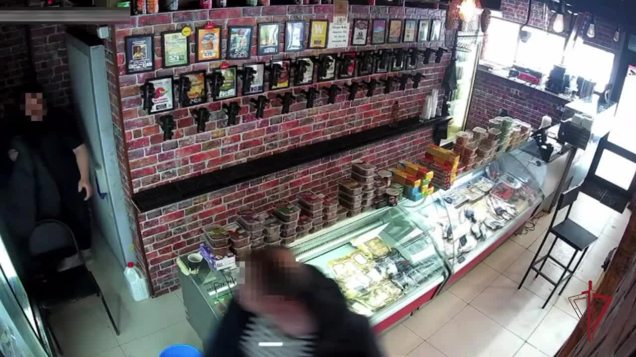 В Москве посетитель бара угрожает бармену ножом из-за отказа включить песню