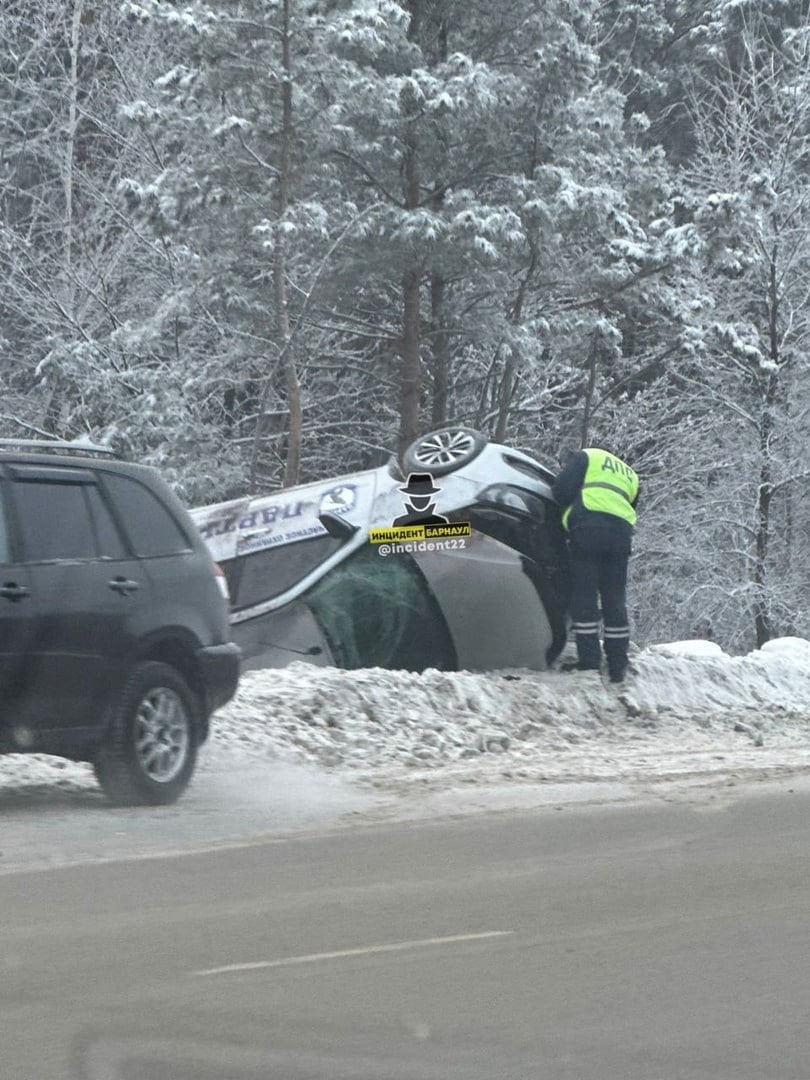 В Барнауле произошло ДТП с опрокидыванием автомобиля  По данным Госавтоинспекции, 24 декабря около 5:20 на Змеиногорском тракте водитель автомобиля «Лада Гранта» в состоянии алкогольного опьянения, 2002 года рождения, выехал на встречную полосу и столкнулся с автомобилем «Киа Рио».  После этого он скрылся с места аварии, но вскоре перевернулся на том же участке дороги.  В результате аварии пассажирка «Киа Рио», женщина 1973 года рождения, получила травмы и была госпитализирована.  Водитель «Лады» находился в состоянии опьянения и не имел права управления автомобилем. На него составлен административный протокол и возбуждено уголовное дело по факту повторного управления транспортным средством в нетрезвом виде.  Полиция проводит проверку.  Фото: «Инцидент Барнаул»