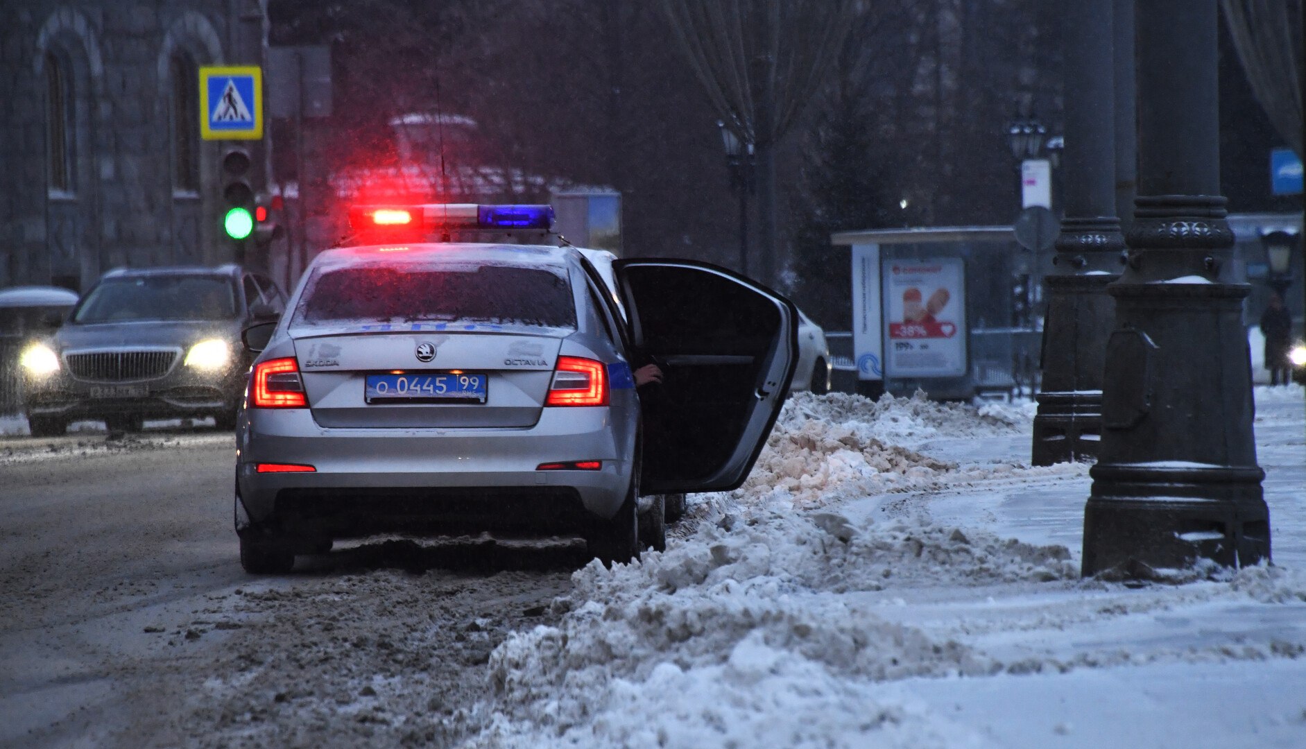 В Подмосковье сотрудники ДПС открыли стрельбу по автомобилю Porsche Это произошло из за попытки водителя протаранить служебную машину передает Mash По информации Telegram канала автолюбитель не захотел останавливаться по требованию полиции и протаранил авто ее сотрудников Как отмечается сотрудники правоохранительных органов произвели не менее 12 выстрелов по колесам элитного автомобиля в результате чего задержали подозреваемого В настоящее время Porsche находится в сугробе а машина ДПС получила повреждения На месте происшествия работают следователи Территория оцеплена для обеспечения безопасности В Москве ночью 16 января произошла стрельба в районе остановки у метро Таганская В центре Москвы по данным прокуратуры стрельбу из травматического пистолета открыл 17 летний подросток