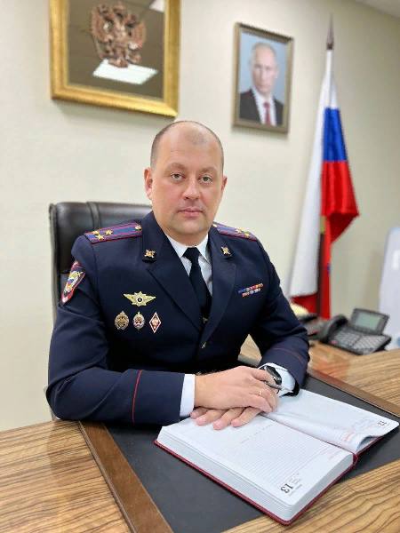 Дмитрий Семенов назначен врио заместителя начальника ГУ МВД по Самарской области В Главном управлении МВД России по Самарской области произошла кадровая ротация На должность временно исполняющего обязанности заместителя начальника ГУ МВД главы полиции региона назначен 47 летний полковник полиции Дмитрий Семенов Соответствующий приказ был подписан в федеральном министерстве 10 октября Назначение связано с переводом прежнего руководителя Андрея Токарева на пост начальника УМВД России по Орловской области Дмитрий Семенов опытный руководитель чья служба в органах внутренних дел началась в 2000 году с должности стажёра оперуполномоченного уголовного розыска в Кировском районе Самары За 25 лет он прошел путь от рядового оперативника до высоких руководящих постов Большую часть карьеры он прослужил в Самарской области а в 2024 году был назначен заместителем начальника полиции МВД по Республике Башкортостан Новый глава полиции региона имеет множество ведомственных наград включая медали За доблесть в службе За боевое содружество и нагрудный знак Почетный сотрудник МВД ГУ МВД России по Самарской области ГТРК Самара MAX lВК lОК lСАЙТ