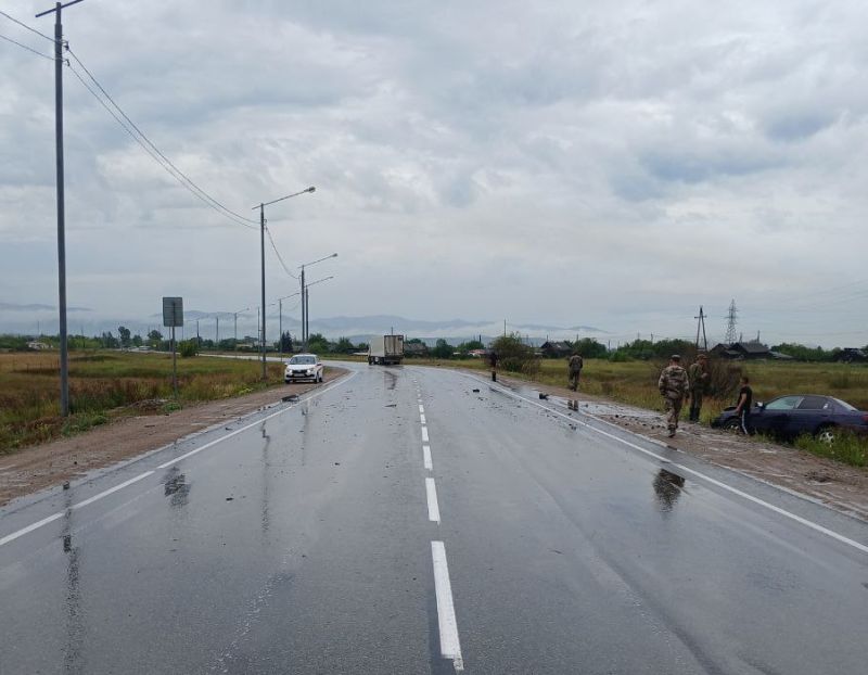 В Бурятии водитель легковушки уснул и залетел под фуру  ДТП случилось вчера на 364-м км федеральной трассы «Байкал» в селе Брянск. Там в районе АЗС водитель «Тойоты Карины» уснул за рулем. Его автомобиль выехал на встречную полосу и врезался большегруз. #Бурятия  Подробности в «Номер один»       Сообщить нам свою новость можно по кнопке:       Письмо в редакцию