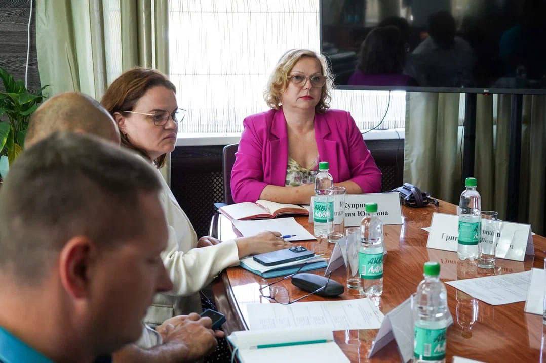 В Корсакове обсудили взаимодействие бизнеса и власти Круглый стол на тему «Актуальные направления взаимодействия бизнеса и власти» прошел в администрации округа. Участие в нем приняли островные предприниматели – члены СРО ООО «Деловая Россия». Особое внимание было уделено развитию спорта. Александр Котвицкий, президент Сахалинской федерации тенниса, предложил развивать данный вид спорта в Корсакове, организовать тренировки с привлечением профессиональных тренеров. Глава округа Наталия Куприна поручила проработать вопрос проведения занятий в школах и детских садах. Представителю компании по малоэтажному строительству Ивану Умарову Наталия Куприна предложила организовать сопровождение участников СВО в вопросах обустройства выделенных им земельных участков. В ходе обсуждения затронули тему этики частного домовладения, включающей правила добрососедства и ответственного отношения к окружающей среде. Подобные мероприятия с представителями власти и островных бизнес-сообществ проводятся на регулярной основе. Губернатор Валерий Лимаренко считает необходимым налаживать конструктивное взаимодействие власти и деловых кругов, это позволяет оперативно находить решения различных проблем, сдерживающих реализацию инвестиционных проектов. За счет чего экономика области становится более устойчивой. Подробнее на сайте