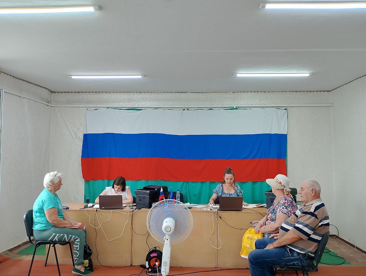 В пгт Есауловка специалисты Антрацитовского отделения МФЦ провели очередной приём граждан. Жителям поселка были выданы ранее оформленные выписки. Также сотрудники многофункционального центра приняли заявления у 16 человек. Есауловцы поблагодарили сотрудников за их компетентность, быстрое и вежливое обслуживание.