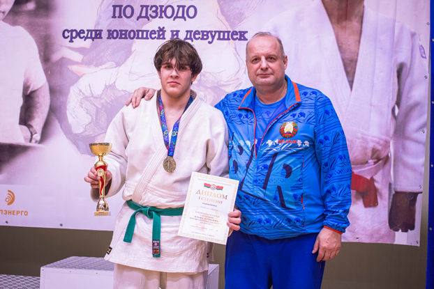 Артём Ковтюх чемпион мира по самбо среди юношей Белорусы завоевали две медали во второй день молодежного первенства мира по самбо В весовой категории свыше 98 кг среди юношей до 18 лет обладателем золота стал белорус Артём Ковтюх В финале Артём был сильнее Дениса Кулигина из России В начале недели Ковтюх занял третье место на III Играх стран СНГ в Азербайджане Ещё одну медаль для нашей команды у девушек до 54 кг завоевала белоруска Руслана Шоба В поединке за бронзовую медаль Руслана одолела Лейлу Мурадову из Туркменистана После двух дней соревнований в активе белорусской команды пять наград по две золотые и серебряные и одна бронзовая