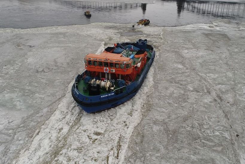 На модернизацию природоохранного флота Санкт Петербурга за три года направят 1 6 млрд рублей Об этом как передал корреспондент ИАА ПортНьюс рассказал губернатор Александр Беглов выступая на заседании Законодательного собрания Он напомнил что такой флот ежегодно проводит очистку основных водных объектов города а буксир ледокол Невская застава задействуют для предотвращения ледовых заторов на Неве Сейчас как сообщало ранее ИАА ПортНьюс идет строительство нового ледокольного судна по заказу Санкт Петербургского государственного казенного учреждения Пиларн Губернатор уточнил что оно получило название Нарвская застава и будет достроено в 2026 году  Кроме того на ремонт и обслуживание гидротехнических сооружений ГТС будет направлено 3 3 млрд рублей Всего в водохозяйственный комплекс города входят более 150 таких объектов