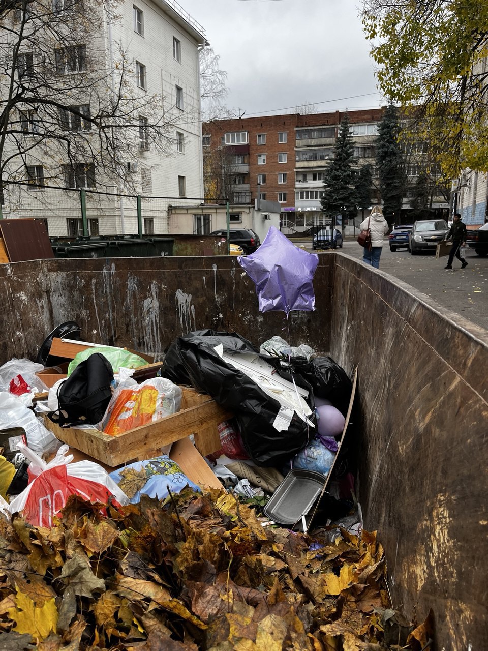 Власти усилят борьбу с несанкционированной разгрузкой твердых коммунальных отходов и любого другого мусора, включая строительный, на городских контейнерных площадках. Власти считают, что именно из-за этого свалки расползаются, к ним не могут подойти люди и подъехать спецтехника. Александр Хинштейн отметил, что даже появился такой полулегальный бизнес – мусор везут не на определенные для этого места, где за его выгрузку нужно платить, а в контейнеры во дворах. Вопросы есть по 53 таким контейнерным площадкам в разных частях города, 15 из них самые проблемные. На отдельных проблемных точках стоят видеокамеры, но пока их недостаточно. Решено установить их еще на 10 наиболее крупных пунктах сбора мусора и подключат к системе «Безопасный город», чтобы правоохранители имели к видеоматериалам прямой доступ. Еще на 7 площадках камеры появятся позе. Также прорабатывается возможность, чтобы видеофиксация присутствовала на всех 53 проблемных точках. Сейчас штраф за незаконную выгрузку мусора для физлиц составляет до ₽15 тыс., для должностных — до ₽60 тыс., для юрлиц — до ₽100 тыс. При повторном нарушении закона сумма увеличивается вдвое. При этом вывезти машину мусора по объявлению частному лицу сейчас стоит от 2000-4000 рублей за Газель в зависимости от веса и плотности загрузки до 8000 рублей за Камаз. Это пока.