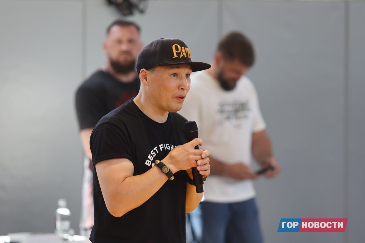 Российский боксер Проводников победил мексиканца Кастильо  Накануне 41-летний Руслан Проводников победил в Красноярске мексиканца Хосе Луиса Кастильо единогласным решением судей по итогам шести раундов. Счет судейских записок 59:55 58:56 58:56. Для бывшего чемпиона мира из России это был первый официальный бой с 2016 года.  Ранее Проводников и Кастильо встречались в 2014 году в Москве. Тогда победу техническим нокаутом в пятом раунде одержал россиянин.  Накануне матча Руслан Проводников провёл мастер-класс для воспитанников Центра спортивных единоборств. На него пришло около 100 юных спортсменов. Также известный боксёр совершал пробежки по Красноярску на которые могли присоединиться все желающие.  Фото: Михаил Шуклин