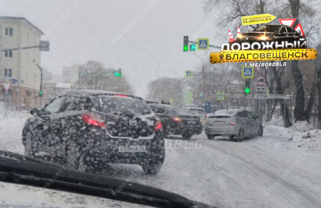 В Благовещенске в снегопад произошло несколько ДТП. Фото:  ,  . А на трассе 35 км Благовещенск-Свободный перевернулся автомобиль. Фото:   Будьте осторожны!          Реклама