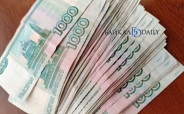 Житель Бурятии «подарил» мошенникам 7 млн рублей.  Он поверил незнакомке, с которой познакомился на сайте знакомств. Девушка предложила лёгкий пассивный заработок – вкладывать деньги на электронной бирже и получать проценты.    Вскоре мужчина уже общался с «брокерами» и вкладывал свои сбережения. Вскоре оформил кредит в банке на 4 млн рублей и даже по требованию мошенников летал в Москву, чтобы передать эти наличные курьеру ‍   Когда же возникли «трудности с выводом прибыли», жертва предоставил доступ к банковской карте матери. На её имя мошенники в итоге оформили кредит в 800 тысяч и вывели деньги.   Подробнее здесь