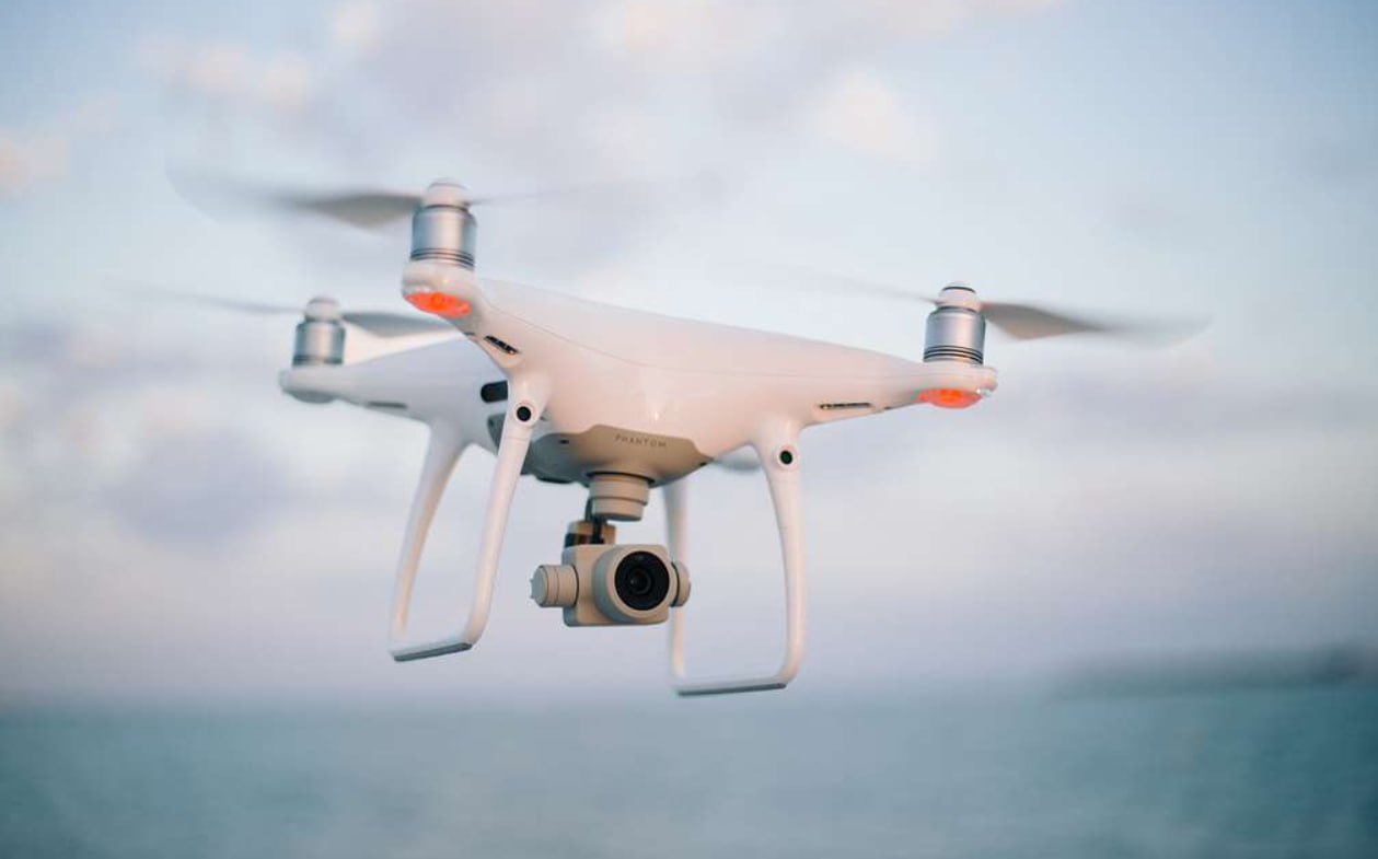 В Приморье предложили штрафовать за публикации об атаках дронов и работе ПВО В Приморском крае предложили ввести административную ответственность за публикации об атаках беспилотников и работе систем ПВО Как сообщает издание DEITA RU соответствующий законопроект внесен на рассмотрение регионального Законодательного собрания Инициатива предусматривает запрет на распространение в интернете и СМИ сведений о применении БПЛА их траекториях местах запуска и падения а также о повреждениях и объектах подвергшихся атакам Под ограничения также могут попасть данные о дислокации военных объектов подразделений Минобороны и правоохранительных органов а также сведения о работе средств противовоздушной обороны и радиоэлектронной борьбы Запрет распространяется на любые формы публикаций включая новости посты и репосты в социальных сетях За нарушение предлагается установить штрафы для граждан предупреждение или 1 2 5 тыс рублей для должностных лиц от 5 до 15 тыс для юридических лиц от 20 до 50 тыс рублей При повторном нарушении суммы увеличиваются Законопроект уже прошел оценку регулирующего воздействия В региональном Минэкономразвития отметили что новые нормы могут затронуть широкий круг лиц поскольку четко определить субъектов регулирования затруднительно однако избыточных ограничений для бизнеса документ не предусматривает Рассмотреть инициативу депутаты планируют на заседании 25 февраля В случае принятия публикация информации о работе военной инфраструктуры и последствиях атак дронов станет административным правонарушением