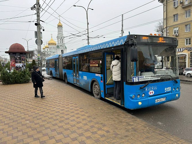 Дептранс Ростова намерен привлечь 100 водителей автобусов из Узбекистана  Для поиска водителей ростовских автобусов директор дептранса Вадим Шкабарня с транспортными компаниями отправился в Узбекистан. На встрече с генконсульством рассказали о дефиците в 40% — городу требуется около 1000 водителей.  Ростовская делегация предложила привлечь 100 специалистов из Узбекистана с покрытием расходов и достойной зарплатой. Ранее водителей искали в Киргизии, а в феврале 2023 года предлагали жилье для работников из Мариуполя.     Предложи нам новость